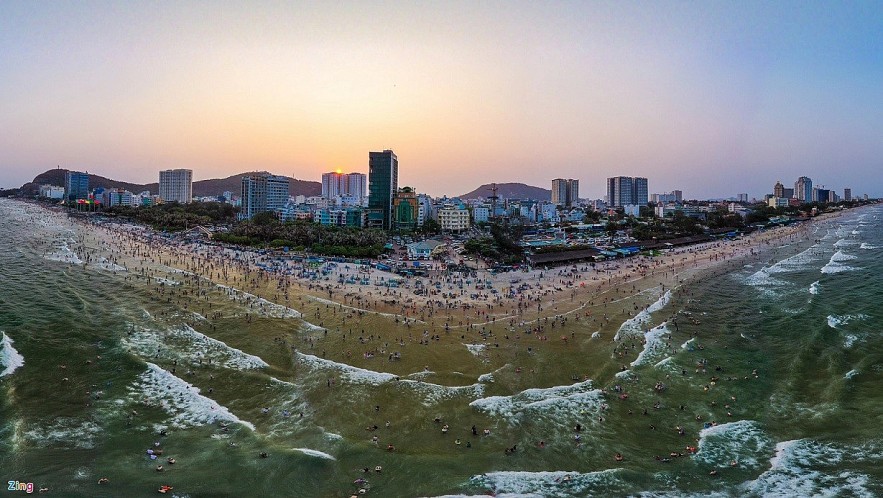 Back Beach Vung Tau seen from above. Photo: Quynh Danh. Back Beach Vung Tau seen from above. Photo: Quynh Danh.