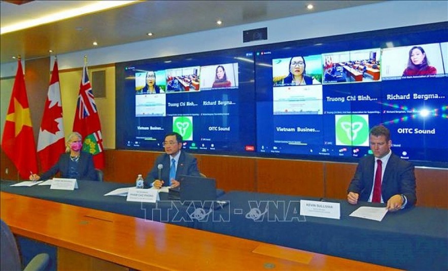 Vietnamese Ambassador to Canada Pham Cao Phong (middle) answers questions about Vietnam-Canada cooperation at the seminar (Photo:VNA) Vietnamese Ambassador to Canada Pham Cao Phong (middle) answers questions about Vietnam-Canada cooperation at the seminar (Photo:VNA)