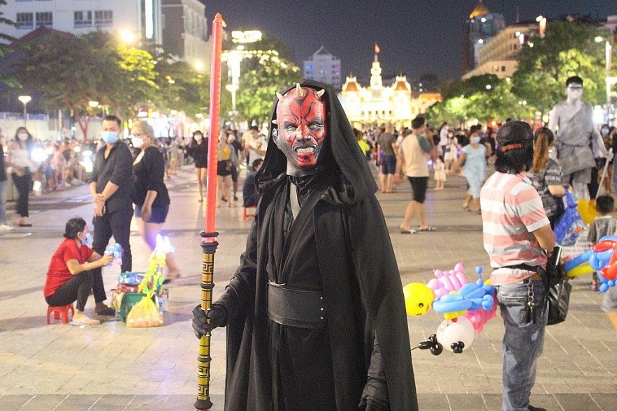 Like every year, Mr. Thien continues to disguise himself as the devil Like every year, Mr. Thien continues to disguise himself as the devil