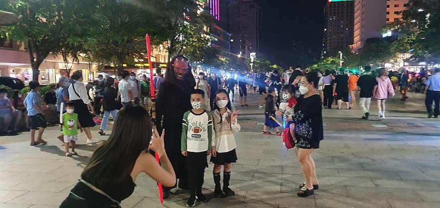 Expats and Young Vietnamese Celebrate Halloween Expats and Young Vietnamese Celebrate Halloween