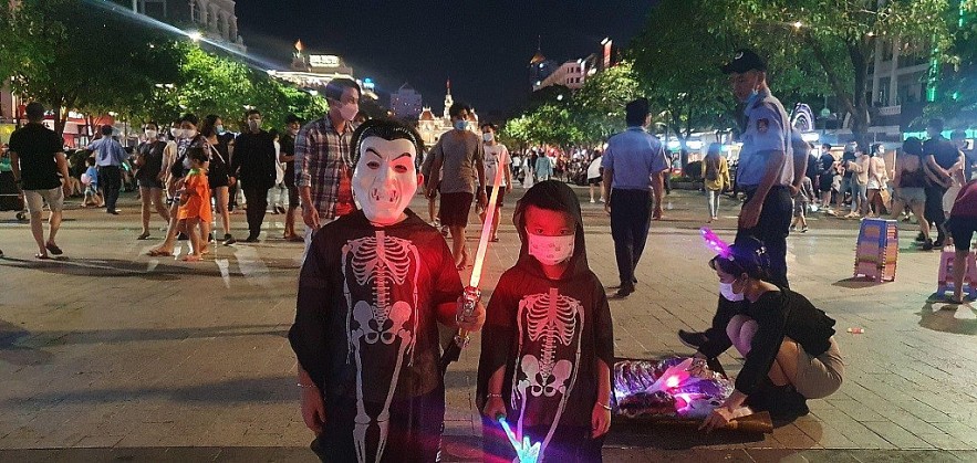 Expats and Young Vietnamese Celebrate Halloween Expats and Young Vietnamese Celebrate Halloween