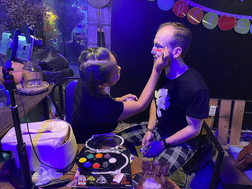 Expats and Young Vietnamese Celebrate Halloween Expats and Young Vietnamese Celebrate Halloween