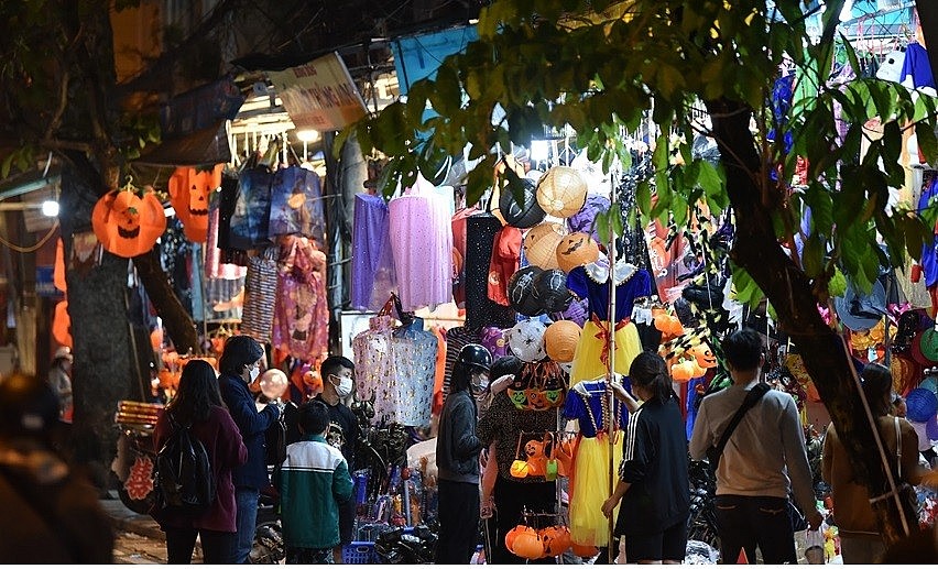Expats and Young Vietnamese Celebrate Halloween Expats and Young Vietnamese Celebrate Halloween