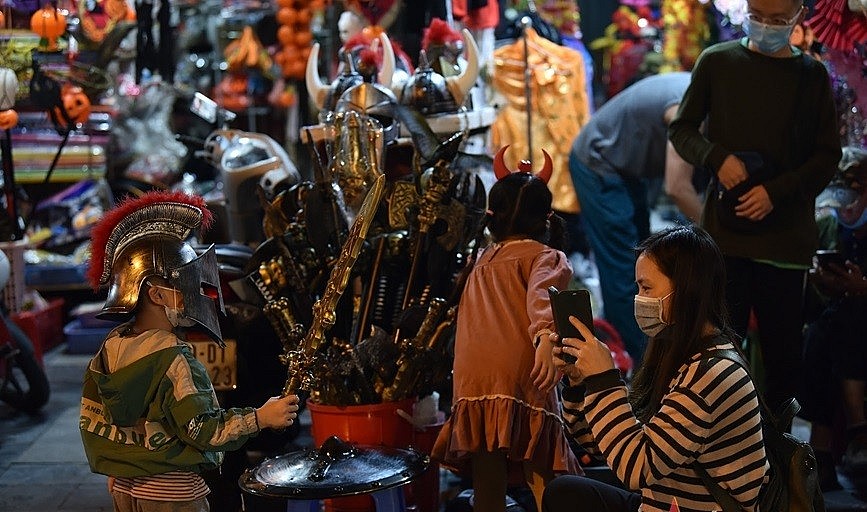 Expats and Young Vietnamese Celebrate Halloween Expats and Young Vietnamese Celebrate Halloween