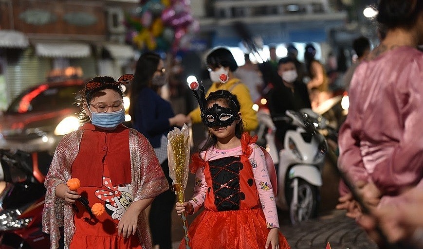 Expats and Young Vietnamese Celebrate Halloween Expats and Young Vietnamese Celebrate Halloween