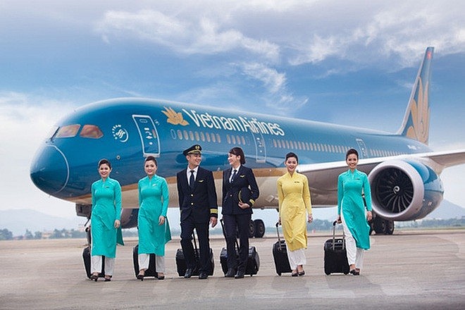 Vietnam Airlines captain and crew. Photo: VNA Vietnam Airlines captain and crew. Photo: VNA