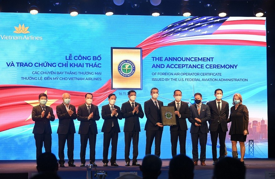 Commercial Counselor Charles Ranado, on behalf of the US authorities, awarded the certificate of normal non-stop flight to VNA. (Photo: VNA). Commercial Counselor Charles Ranado, on behalf of the US authorities, awarded the certificate of normal non-stop flight to VNA. (Photo: VNA).