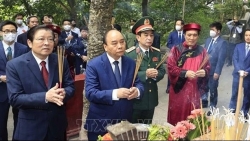 Президент Нгуен Суан Фук воскурил благовония по случаю Дня поминовения королей Хунгов