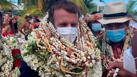 Фото президента Франции из Полинезии в венках и бусах стало вирусным в соцсетях