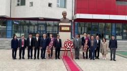 Делегация Вьетнама посетила школу имени Президента Хо Ши Мина в Монголии