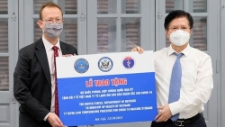 США передали Вьетнаму 77 морозильных камер для хранения вакцин против коронавируса