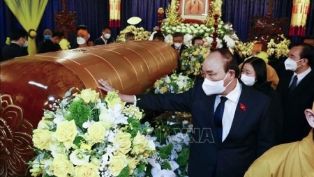 Президент Нгуен Суан Фук присутствовал на церемонии прощания со старшим бонзой Тхить Фо Туэ