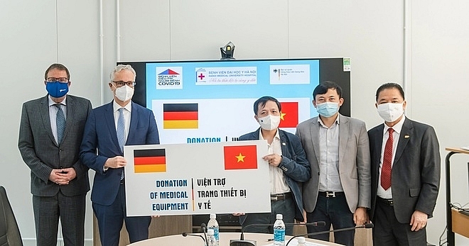 Германия передала в дар Вьетнаму медицинское оборудование