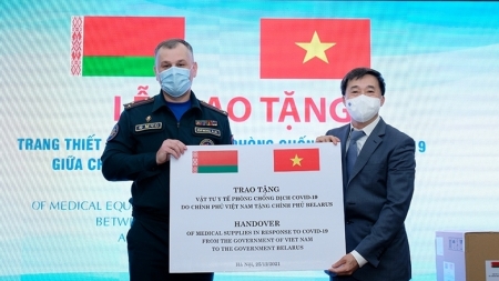 Беларусь передала Вьетнаму медоборудование для борьбы с COVID-19