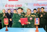 ພ ທ ມອບ ຮ ບໃບປະກາດສະນ ຍະບ ດໃຫ ສ ກຮຽນທ 11 ຊ ນມະຫາວ ທະຍາໄລປ ອງກ ນຊາຍແດນກອງທ ບປະຊາຊ ນລາວ