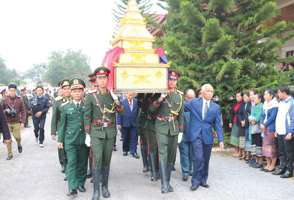 ອຸດົມໄຊ ແລະ ດຽນບຽນ ມອບ-ຮັບອັດຖິທະຫານອາສາສະໝັກ ແລະ  ຊ່ຽວຊານຫວຽດນາມ