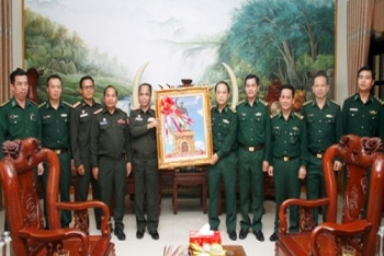 ຄະນະປະຕິບັດງານຂອງກອງບັນຊາການທະຫານແຂວງເຊກອງ ຢ້ຽມຢາມ ແລະອວຍພອນບຸນເຕັດພະນັກງານ, ນັກຮົບທະຫານຊາຍແດນແຂວງກວ໋າງນາມ