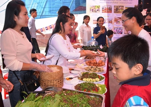 ບັນດາ “ລູກເຕົ້າ” ຄົນລາວ ຢູ່ໃນຄອບຄົວຄົນຫວຽດ