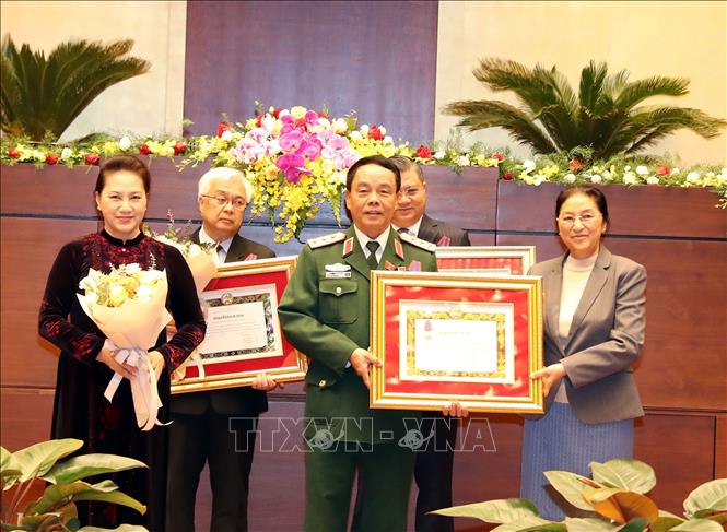 ພິທີ​ມອບຫຼຽນກາ, ຫຼຽນ​ໄຊ​ຂອງ​ພັກ, ລັດ ລາວ ​​ໃຫ້​ແກ່ໝູ່່ຄະນະ, ສ່ວນ​ບຸກຄົນ​ຂອງ​ສະພາ​ແຫ່ງ​ຊາດ​ຫວຽດນາມ