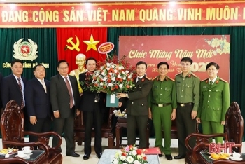 ກອງບັນຊາການ ປກສ ແຂວງຄໍາມ່ວນ ອວຍພອນປີໃໝ່ກອງບັນຊາການຕໍາຫຼວດແຂວງຮ່າຕິງ