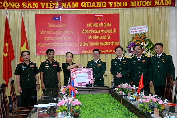 ຄະນະພະນັກງານກອງບັນຊາການທະຫານແຂວງຈໍາປາສັກ ອວຍພອນບຸນເຕັດກອງບັນຊາການທະຫານແຂວງກວ໋າງຫງາຍ