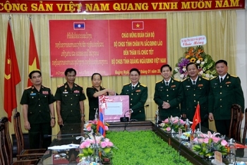 ຄະນະພະນັກງານກອງບັນຊາການທະຫານແຂວງຈໍາປາສັກ ອວຍພອນບຸນເຕັດກອງບັນຊາການທະຫານແຂວງກວ໋າງຫງາຍ