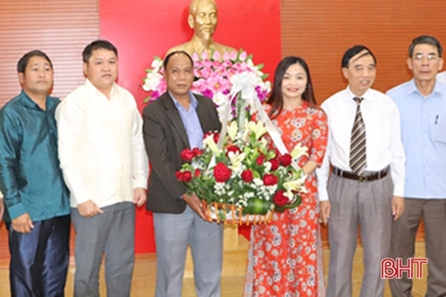 ຄະນະພະນັກງານເມືອງຄໍາເກີດ, ແຂວງບໍລິຄຳໄຊ ໄດ້ມາຢ້ຽມຢາມ ແລະອວຍພອນບຸນເຕັດພະນັກງານ, ປະຊາຊົນເມືອງຫວູກວາງ, ແຂວງຮ່າຕິ້ງ