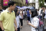 ນັກສອບເສັງ, ພໍ່ແມ່ນັກຮຽນ  ຫາຍໃຈໂລ່ງ ຫຼັງເສັງແລ້ວວິຊາທຳອິດ ໃນການສອບເສັງມັດທະຍົມປາຍ ແຫ່ງຊາດ