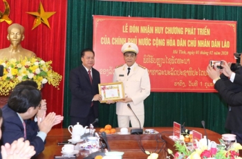ລັດຖະບານ ສປປ.ລາວ ມອບຫຼຽນໄຊພັດທະນາໃຫ້ພັນເອກຕຳຫຼວດ ແຂວງຮ່າຕິ້ງ