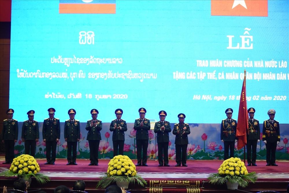 ມອບຫຼຽນໄຊມິດຕະພາບຂອງຫວຽດນາມ ແລະ ລາວໃຫ້ແກ່ຜູ້ນຳຂອງກອງທັບສອງປະເທດ