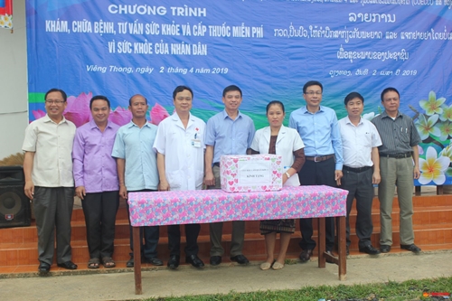 ກວດພະຍາດ, ໃຫ້ຄໍາປຶກສາກ່ຽວກັບສຸຂະພາບ, ແຈກຢາຍຢຸກຢາໂດຍບໍ່ເສຍຄ່າໃຫ້ພໍ່ແມ່ປະຊາຊົນເມືອງວຽງທອງ, ແຂວງບໍລິຄໍາໄຊ-ລາວ ເກືອບ 800 ເທື່ອຄົນ