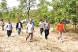 ເຈົ້າ​ນະ​ຄອນ​ໄກ​ສອນ ພົມ​ວິ​ຫານ ພ້ອມ​ດ້ວຍ​ຜູ້​ກ່ຽວ​ຂ້ອງ ລົງ​ສຳ​ຫຼວດ​ເສັ້​ນ​ທາງ​ຕັດ​ໃຫມ່​ແຕ່​ບ້ານ​ໂນນ​ອຸ​ດົມ​ຫາ​ບ້ານ​ແກ້ງ​ຫີນ​ສູງ