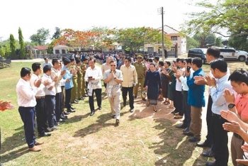 ທ່ານປະທານສູນກາງແນວລາວສ້າງຊາດ ພົບປະໂອ້ລົມຄະນະພັກອໍານາດການປົກຄອງ ແລະພະນັກງານຫຼັກແຫຼ່ງເມືອງວິລະບູລີ ແລະເມືອງນອງ