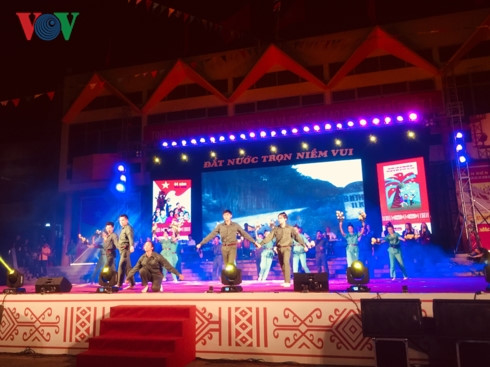 ລາຍການສະແດງສີລະປະຕ່າງໆ ອວຍພອນວັນທ້ອນໂຮມປະເທດຊາດເປັນເອກະພາບ