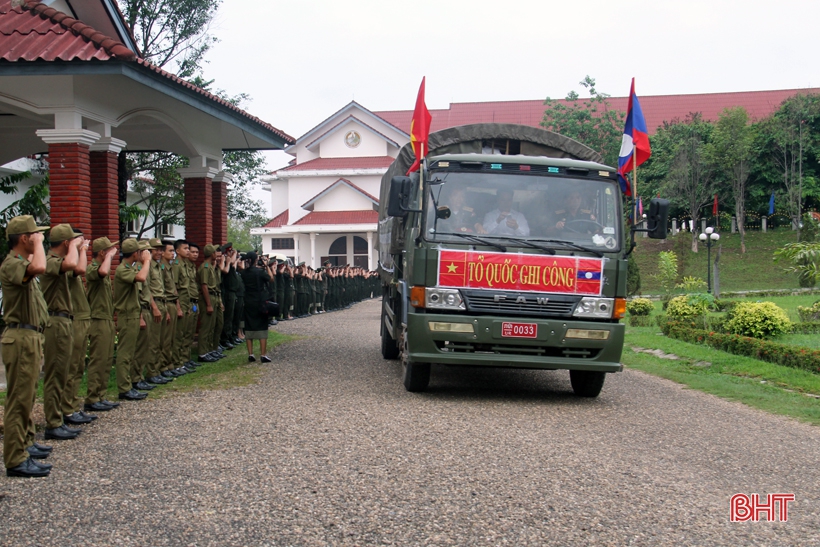 ຮ່າຕິ໋ງ ຕ້ອນຮັບ ບັນດາອາທະຫານ ກັບ ດິນແມ່ ທີ່ຮັກແພງ ...