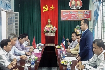 ຄະນະຜູ້ແທນເມືອງດັກຈືງ, ແຂວງເຊກອງ ໄປຢ້ຽມຢາມ ແລະ ອວຍພອນປີໃໝ່ຫວຽດໃຫ້ແກ່ເມືອງດັກໄລ ສສ ຫວຽດນາມ