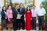 ການນຳດົ່ງນາຍ ຕ້ອນຮັບ ທ່ານກົງສຸນໃຫຍ່ ແຫ່ງ ສປປ ລາວ ປະຈຳນະຄອນໂຮ່ຈີ໋ມິງ ເຂົ້າຢ້ຽມອຳລາ