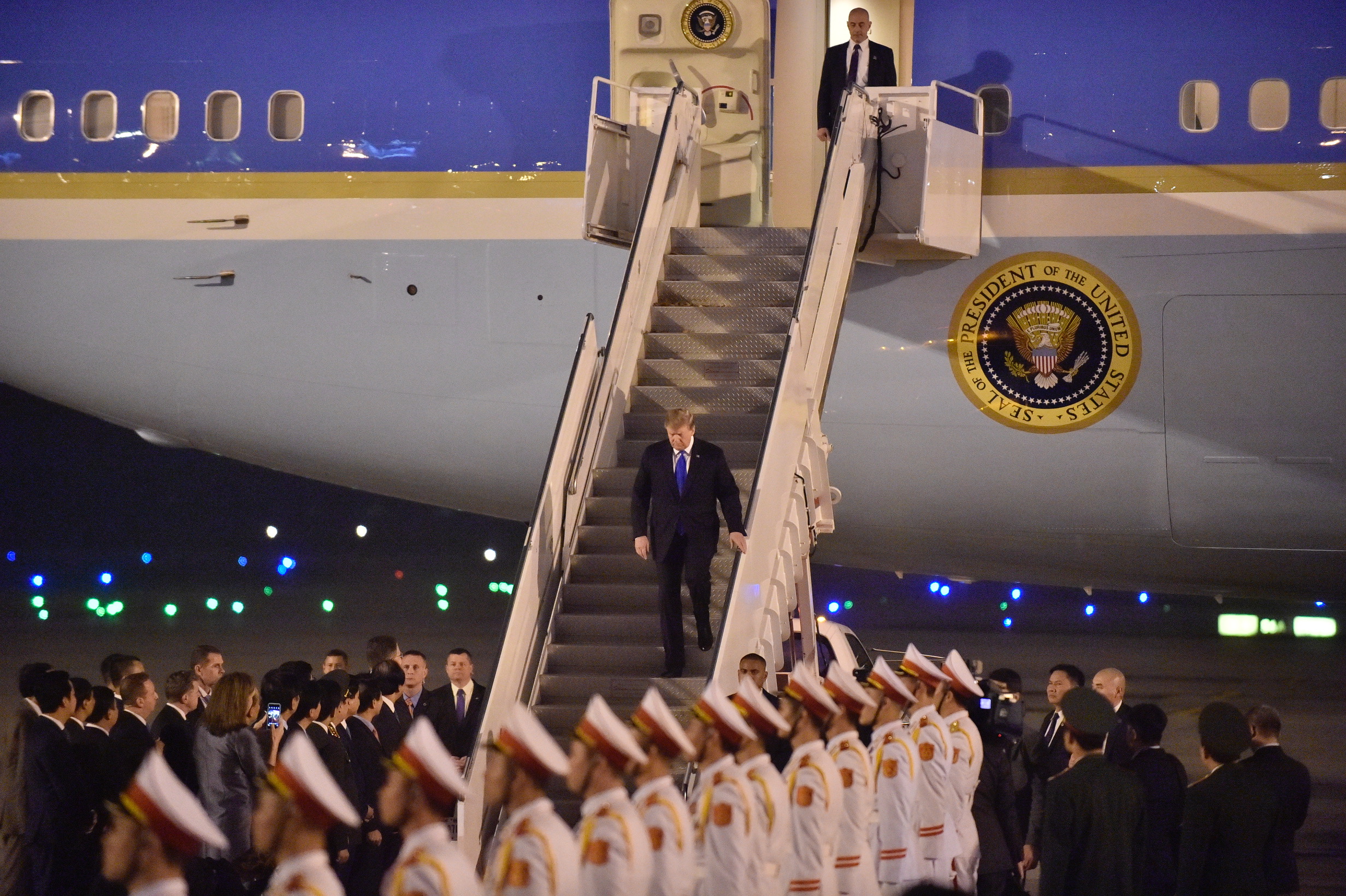 ປະທານາທິບໍດີ Donald Trump ໄດ້ເດີນທາງມາຮອດ ຮ່າໂນ້ຍ