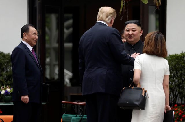 ປະທານາທິບໍດີ Donald Trump ແລະ  ປະທານ  Kim Jong-un  ຢ່າງໄປນໍາກັນຢູ່ໃນເຂດໂຮງແຮມ  Metropole, ຮ່າໂນ້ຍ