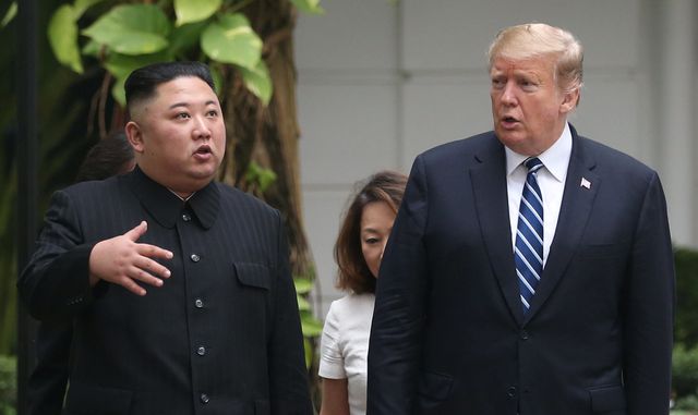 ປະທານາທິບໍດີ Donald Trump ແລະ  ປະທານ  Kim Jong-un  ຢ່າງໄປນໍາກັນຢູ່ໃນເຂດໂຮງແຮມ  Metropole, ຮ່າໂນ້ຍ