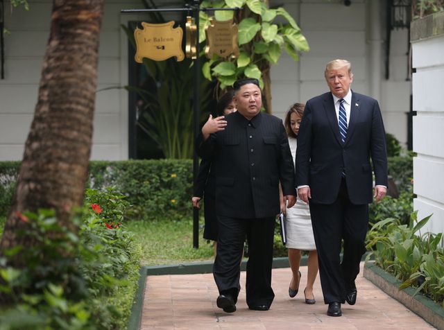 ປະທານາທິບໍດີ Donald Trump ແລະ  ປະທານ  Kim Jong-un  ຢ່າງໄປນໍາກັນຢູ່ໃນເຂດໂຮງແຮມ  Metropole, ຮ່າໂນ້ຍ