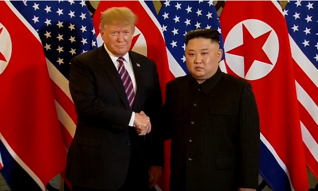 ທ່ານ ປະທານາທິບໍດີ Donald Trump ຈັບມື ປະທານ Kim Jong-un ທີ່ໂຮງແຮມ Metropole ຮ່າໂນ້ຍ