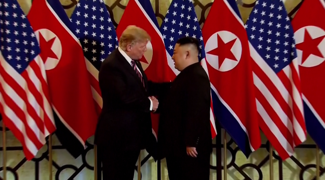 ທ່ານ ປະທານາທິບໍດີ Donald Trump ຈັບມື ປະທານ Kim Jong-un ທີ່ໂຮງແຮມ Metropole ຮ່າໂນ້ຍ