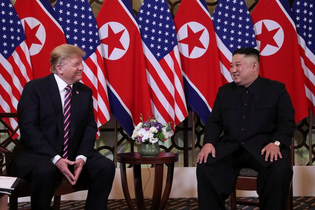 ທ່ານ ປະທານາທິບໍດີ Donald Trump ຈັບມື ປະທານ Kim Jong-un ທີ່ໂຮງແຮມ Metropole ຮ່າໂນ້ຍ