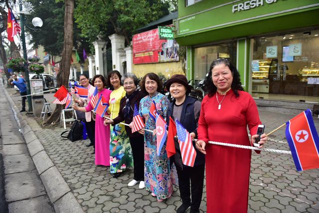 ປະທານາທິບໍດີ Donald Trump ແລະ ປະທານ  Kim Jong-un ອອກຈາກໂຮງແຮມເພື່ອໄປຍັງສະຖານທີ່ຈັດກອງປະຊຸມສຸດຍອດ