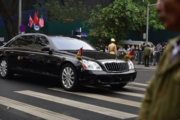 ປະທານາທິບໍດີ Donald Trump ແລະ ປະທານ  Kim Jong-un ອອກຈາກໂຮງແຮມເພື່ອໄປຍັງສະຖານທີ່ຈັດກອງປະຊຸມສຸດຍອດ