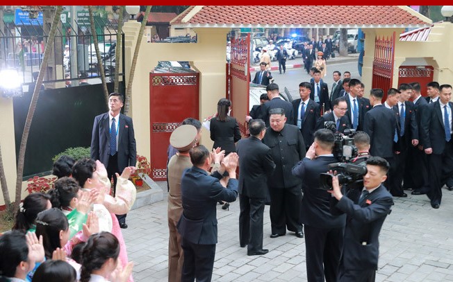 ປະທານ Kim Jong-un ໄດ້ໄປຢ້ຽມຢາມສະຖານທູດ ສປປ ເກົາຫຼີ ປະຈໍາ ສສ ຫວຽດນາມ