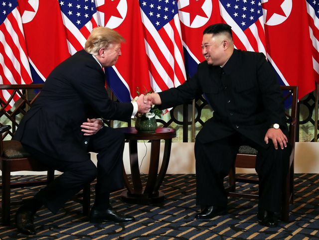 ທ່ານ ປະທານາທິບໍດີ Donald Trump ຈັບມື ປະທານ Kim Jong-un ທີ່ໂຮງແຮມ Metropole ຮ່າໂນ້ຍ