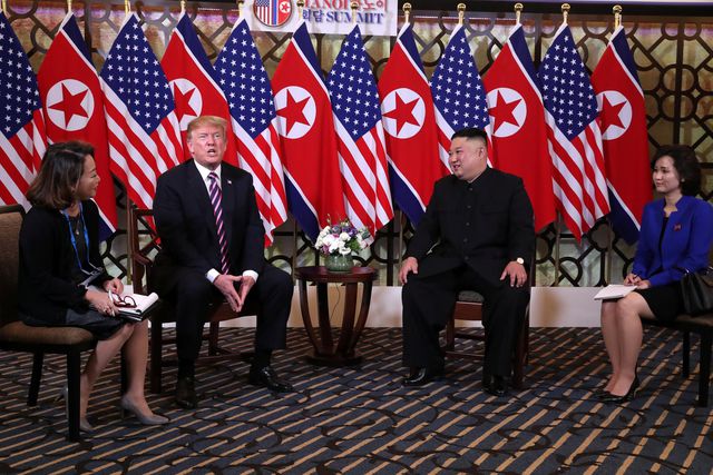 ທ່ານ ປະທານາທິບໍດີ Donald Trump ຈັບມື ປະທານ Kim Jong-un ທີ່ໂຮງແຮມ Metropole ຮ່າໂນ້ຍ