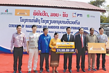 ລ້ານຊ້າງປະກັນໄພມອບໂຮງຮຽນໃຫ້ບ້ານຫ້ວຍຕົມມູນຄ່າ 370 ລ້ານກີບ
